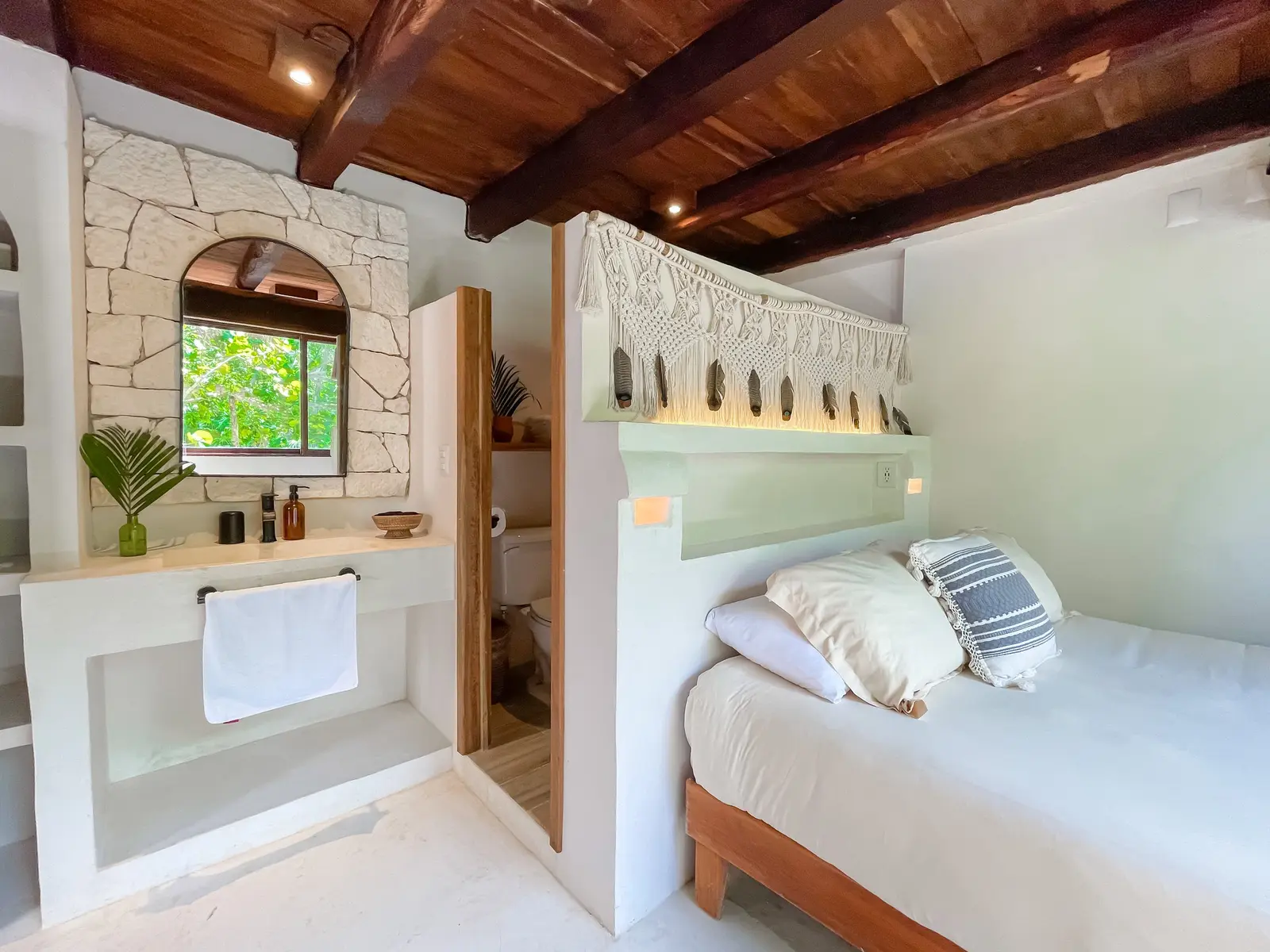 Simple and Small room with a queen bed